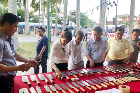 Sản phẩm của cơ sở rèn Trường Tiến tại hội chợ thương mại và triển lãm sản phẩm công nghiệp nông thôn tiêu biểu, nông sản, làng nghề năm 2020