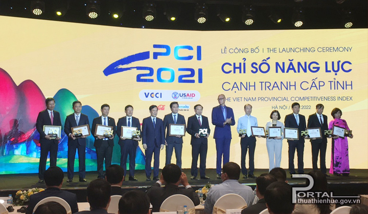 Trao giấy chứng nhận giấy chứng nhận TOP 10 tỉnh, thành phố  có điểm PCI 2021 hàng đầu Việt Nam