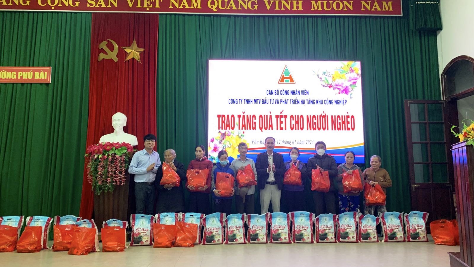 Trao tặng quà Tết Nguyên Đán Quý Mão 2023 cho người nghèo tại phường Phú Bài và xã Thủy Phù